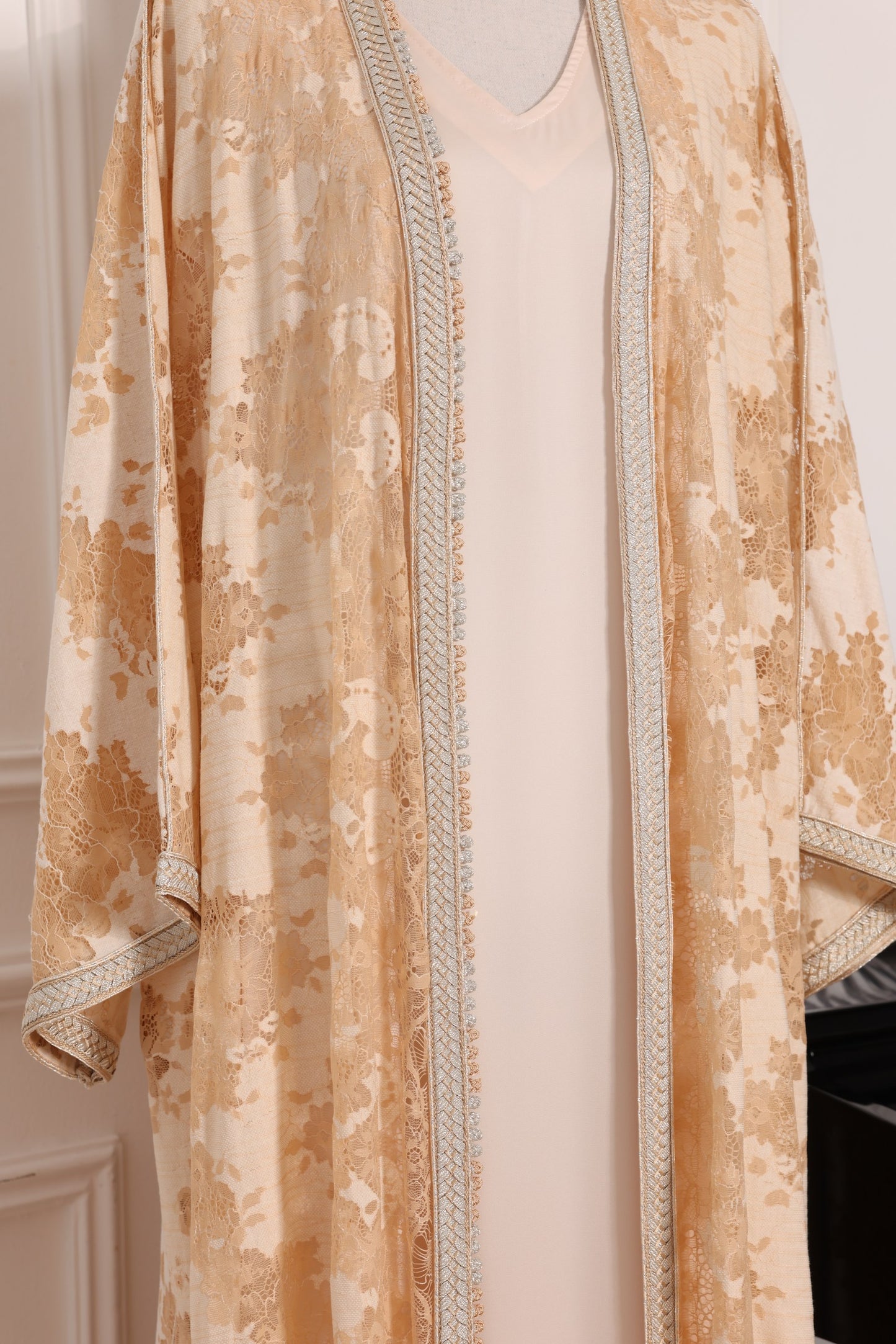 Dantel Abaya