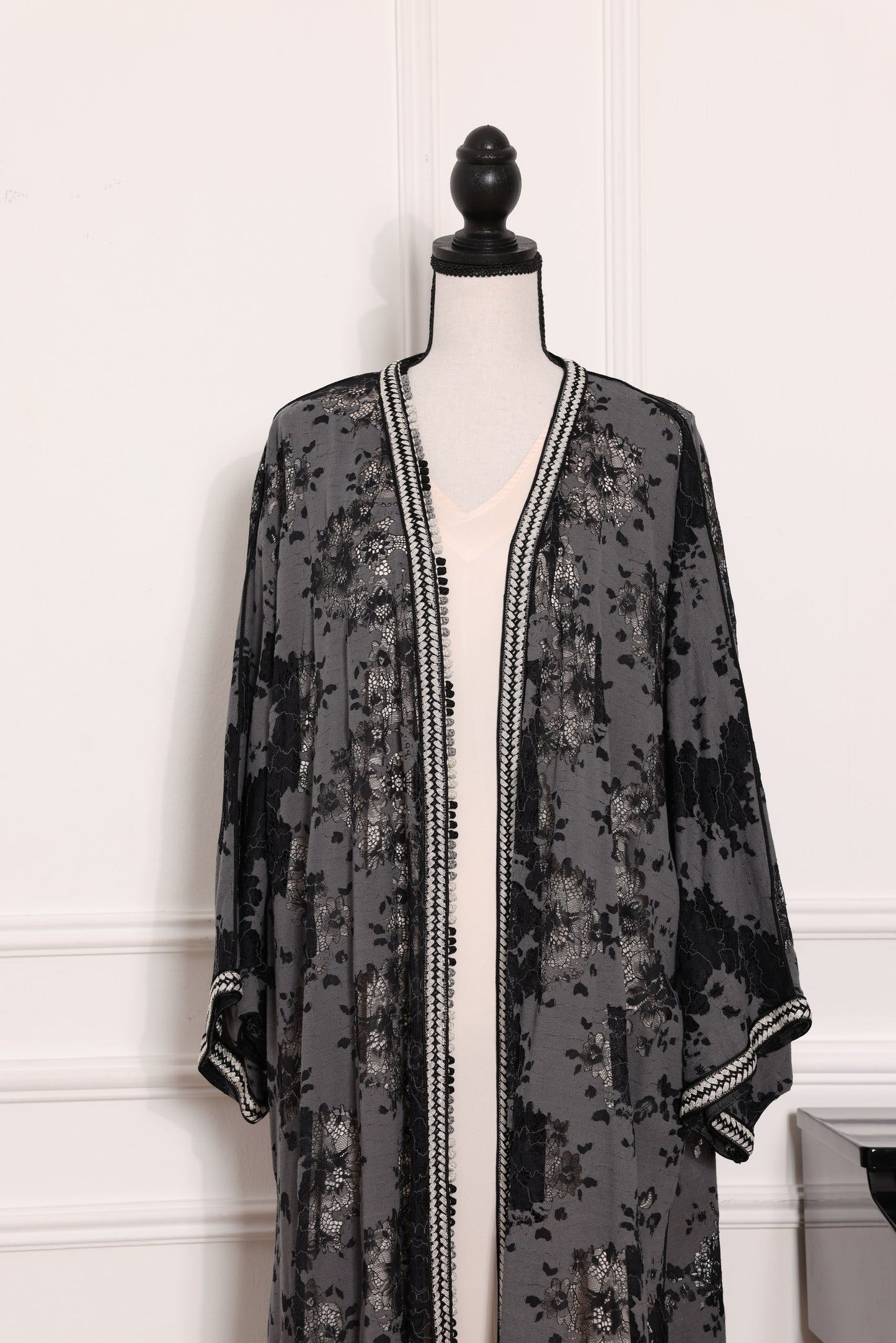 Dantel Abaya
